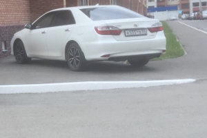 Омич заплатит 1000 рублей за парковку на тротуаре возле подъезда