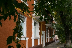 В Омске закончили ремонт фасадов на нескольких домах: проверяем качество работы