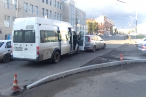 В Омске водитель маршрутки врезался в иномарку: пострадали двое взрослых и ребенок   