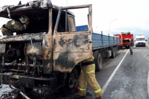 На трассе Тюмень — Омск горел МАЗ, перевозивший груз на один миллион рублей