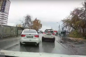 Автомобиль мэрии Омска объехал пробку по «встречке» - соцсети