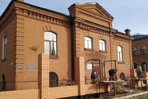 «Нарушение закона и ложь» - в омском ВООПИК уверены, что портик здания омской епархии разобрали намеренно