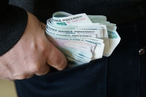 В Омске опытный уголовник обманул предпринимательницу почти на 400 тысяч рублей