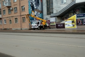В Омске к приезду президента срочно закрашивают граффити