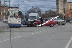 В центре Омска пассажирская маршрутка протаранила легковой автомобиль: есть пострадавшие