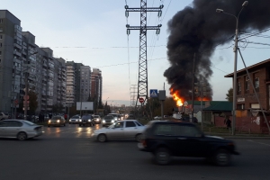 СТО горела в Омске: огонь чуть не перешел на частные дома