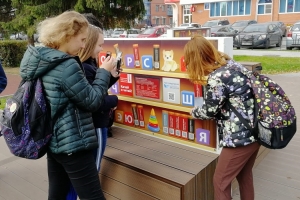 На обновленном бульваре Мартынова в Омске открылась мобильная библиотека