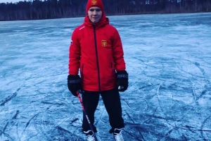Форвард «Авангарда» Зернов прокатился на льду озера