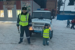 Детсадовский инспектор: в Омской области малыш помогал на службе сотруднику ГИБДД