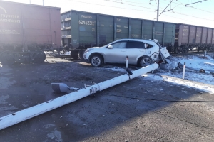 Под Омском водитель на «Хонде» сбил столб и въехал в поезд