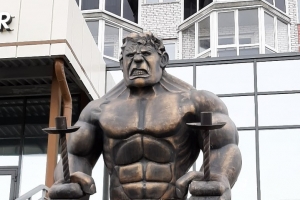В центре Омска появилась скульптура Халка