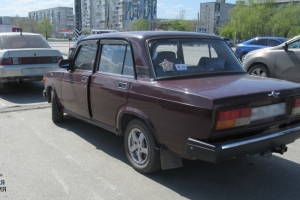 На парковке у гипермаркета ограбили омского пенсионера