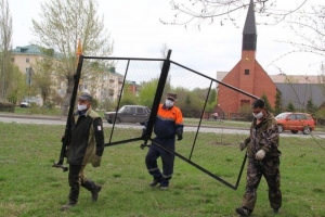 После возмущений омских ветеранов с бульвара Победы убрали площадку для выгула собак