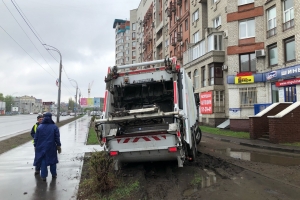 В центре Омска машина мусорного регоператора разворотила газон