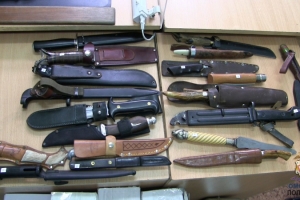 Омичка решила незаконно продать коллекцию холодного оружия, полученного по наследству
