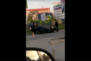 В Омске машина перевернулась на крышу