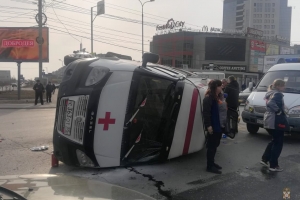  На Левобережье в Омске перевернулась машина скорой помощи: пятеро пострадавших