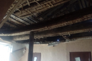 В Омске в аварийном доме, где живут двое детей и старики, обрушился потолок