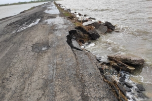 В Омской области талые воды образовали целое море, которое размывает дорогу между поселками