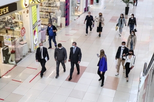 Два месяца без офлайн-шопинга: в Омске открылись торговые центры (ФОТО)