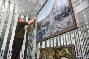 В омском «Эрмитаже» появилась первая в регионе профессиональная система хранения живописи