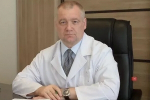Главврач Калачинской ЦРБ, уволенный из-за смерти пациентки, возглавил больницу в Рубцовске