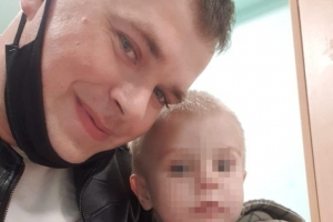 Малыша, которого истязали в ауле под Омском, теперь будет опекать полицейский