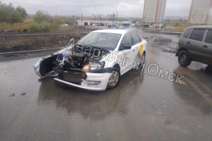 В Омске на дороге за миллиард, которую еще не открыли, разбились машины