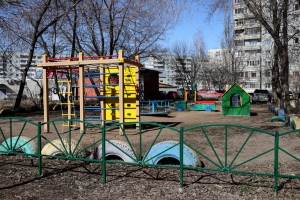 В Омске жилищная инспекция обещает снести дворовую игровую площадку — на ней слишком громко кричат дети