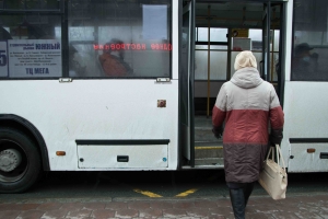 В Омске полицейские высадили из автобуса пассажира за отказ надеть маску