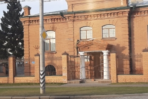 Омская епархия восстановила снесенный двухколонный  портик у центрального входа в здание управления