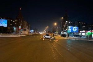 В центре Омска «Туарег» сбил девушку, стоявшую на переходе