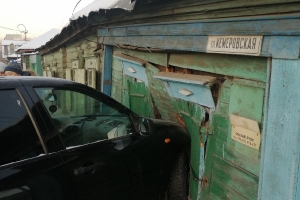  В центре Омска автомобиль на полной скорости влетел в стену частного дома
