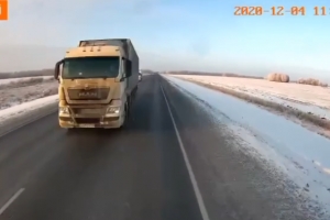 Появилось видео смертельного столкновения двух большегрузов на омской трассе