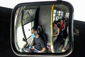 30 человек на остановке и забитые автобусы: Омичи с трудом уезжали с Левобережья в центр