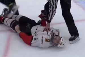Появилось видео жестокой драки хоккеистов в Омске, которая закончилась черепно-мозговой травмой (Видео)