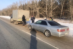 На трассе в Омской области в поломанном авто едва не замерзла молодая женщина