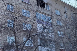 Ночью в Омске вспыхнул пожар в пятиэтажке – погиб один человек, еще несколько пострадали (Видео)
