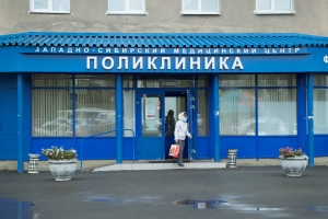 В Омске прямо напротив здания поликлиники скончалась пенсионерка