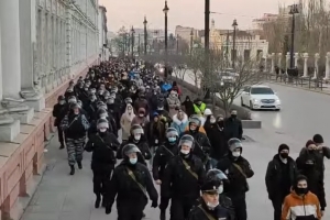 В Омске ОМОН прошел во главе колонны митингующих