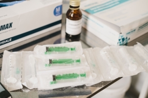 В Омске начали делать прививки от коронавируса на дому