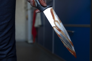 «Неизгладимо обезобразил лицо»: в Омске будут судить мужчину, который ножом изрезал посетителя автозаправки