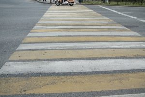 В Омске водитель едва не сбил школьницу на пешеходном переходе – ВИДЕО