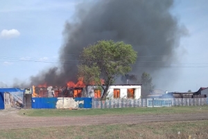 «Остались одни стены»: под Омском сгорели два дома – в одном из них жила семья пенсионеров с сыном-инвалидом