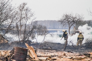Последствия крупного пожара в Омской области, в котором сгорело полдеревни, устранили только к утру (ФОТО)