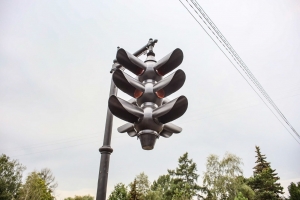 В центре Омска установили памятник светофору