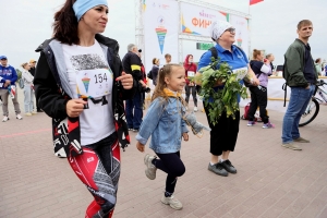 Цветы, улыбки, марафон: В Омской крепости прошел Цветочный забег (Фоторепортаж)