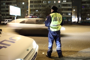В центре Омска пьяный водитель за рулем «Ниссана» устроил массовую аварию и сбежал