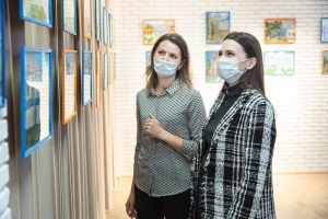 В Омске при поддержке ОНПЗ открылась выставка картин учеников школы искусств