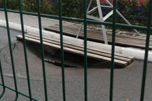 В Омске прокуратура начала проверку из-за провала дороги вблизи детского сада